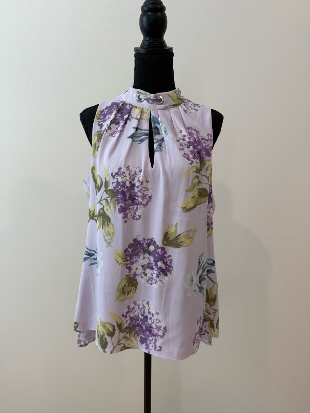 White House Black Market Hydrangea Floral Keyhole Blouse Size Medium